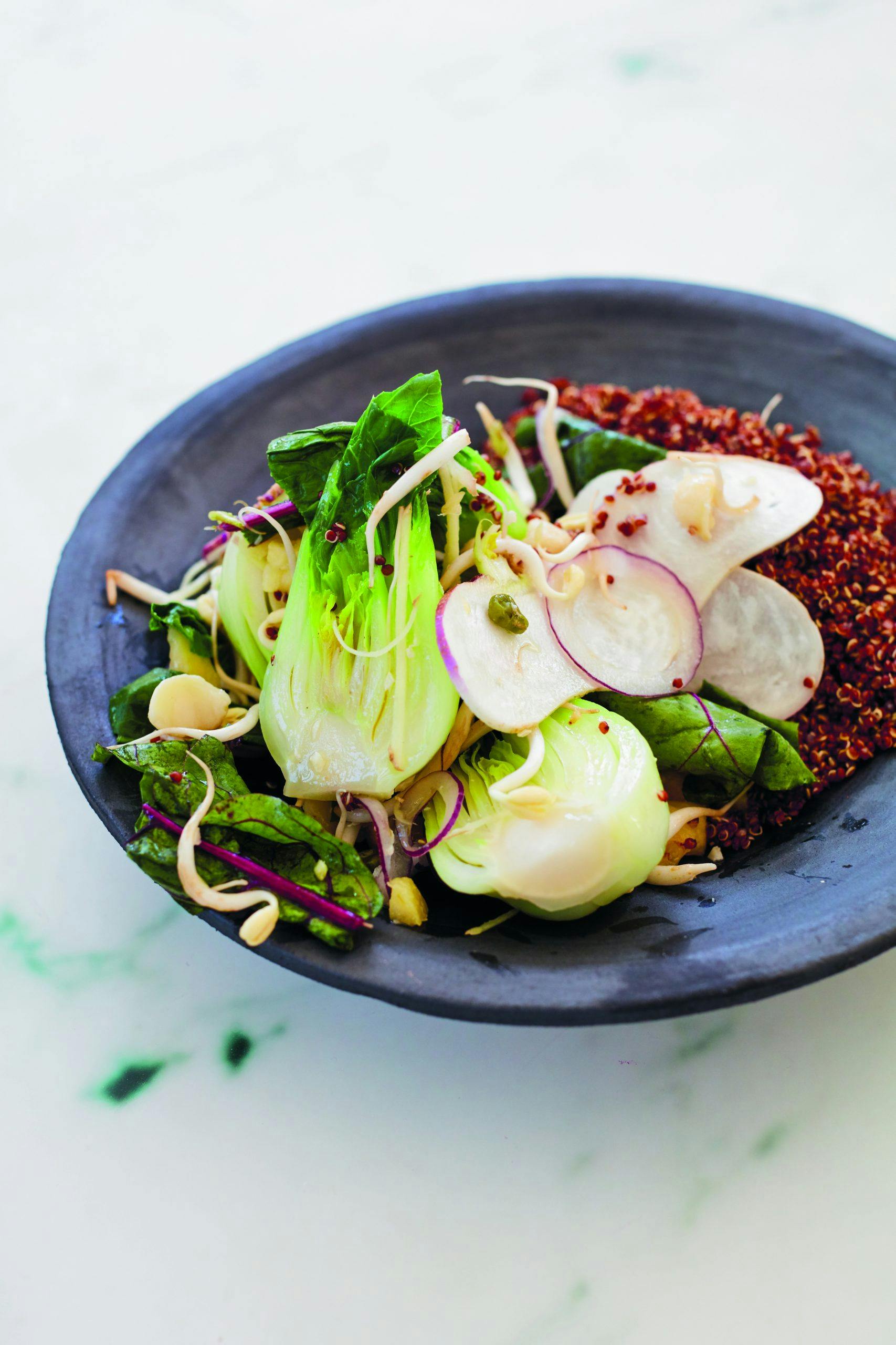 Oppskrift på salat med næringsrike grønnsaker Salat med quinoa, pak choy og ananas