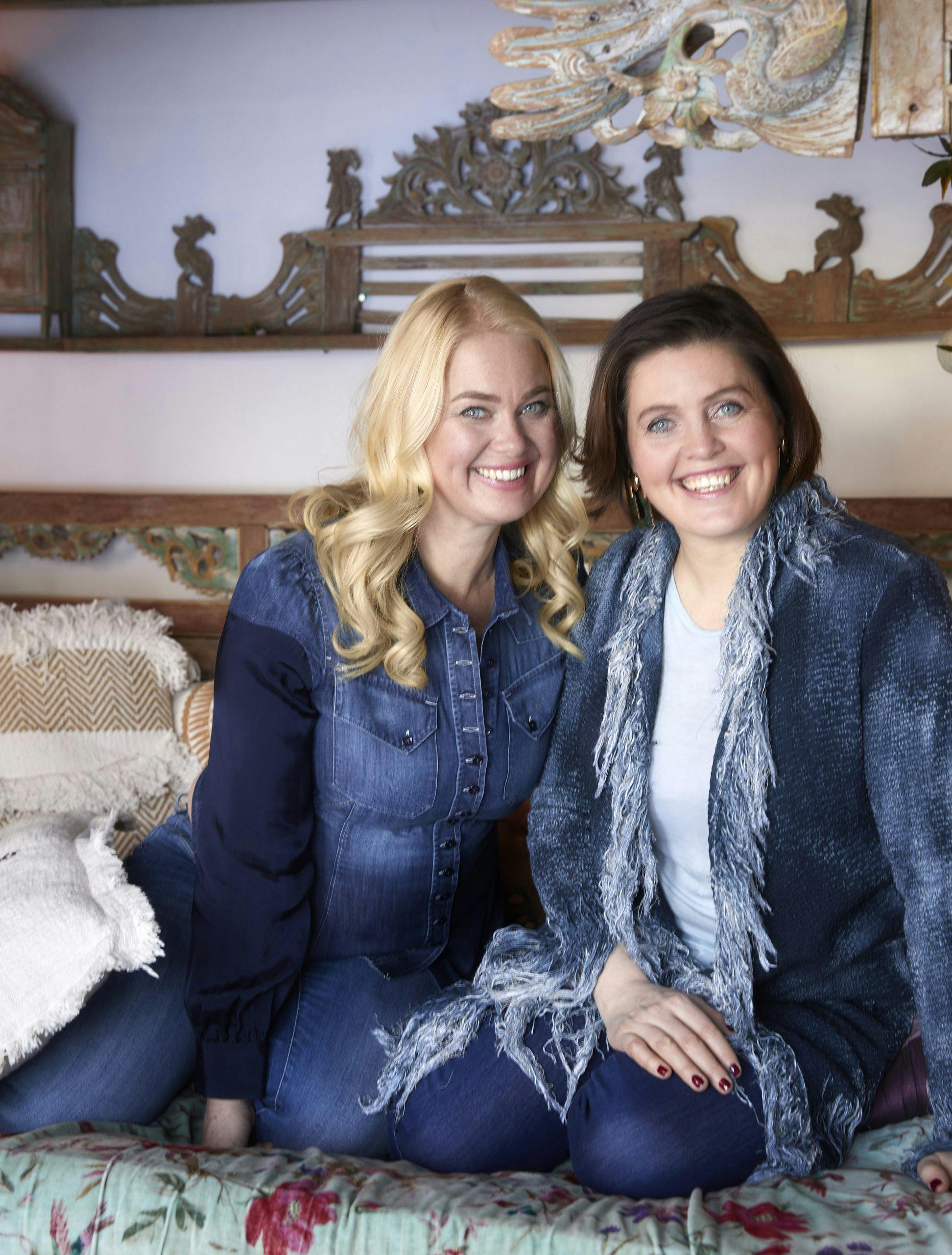 Björg kan utfordre Dora på klesstilen. Dora kan bli overbeskyttende. Det ler begge godt av. De er bare glade for å være forskjellige. Dora og Björg Thorhallsdottir