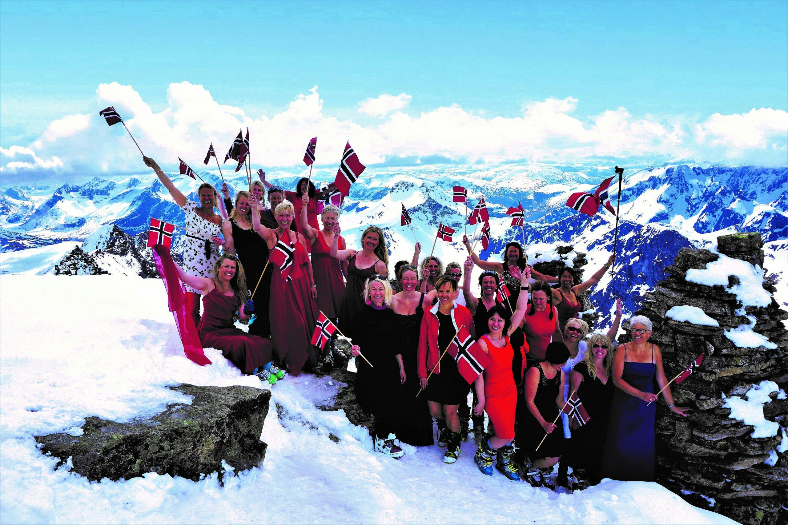 tindekvinder skarasalen 16 mai markering av nasjonaldagen Tindekvindene markerer nasjonaldagen på Skårasalen i Møre og Romsdal