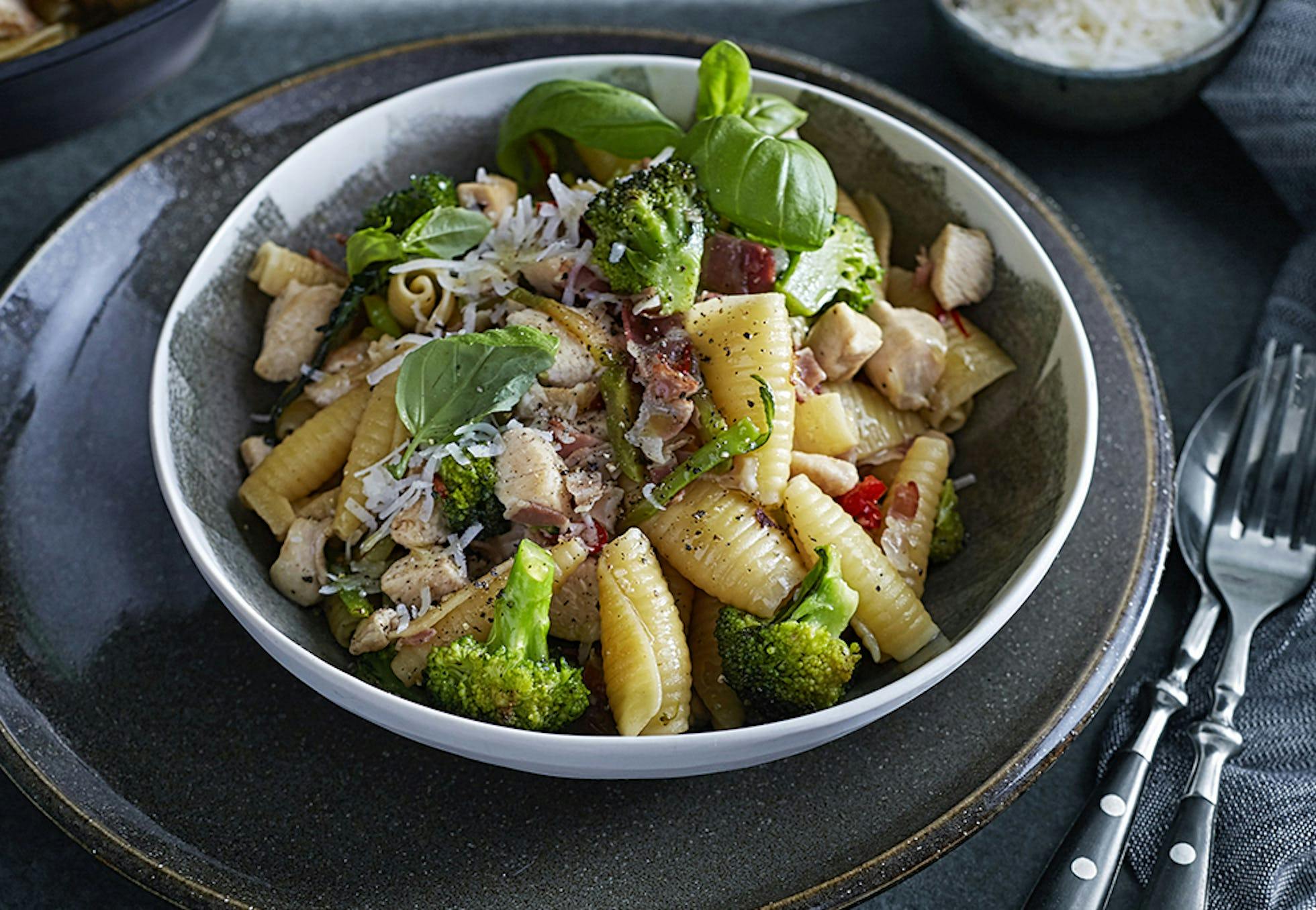Pasta med kylling, pancette, brokkoli og chilli