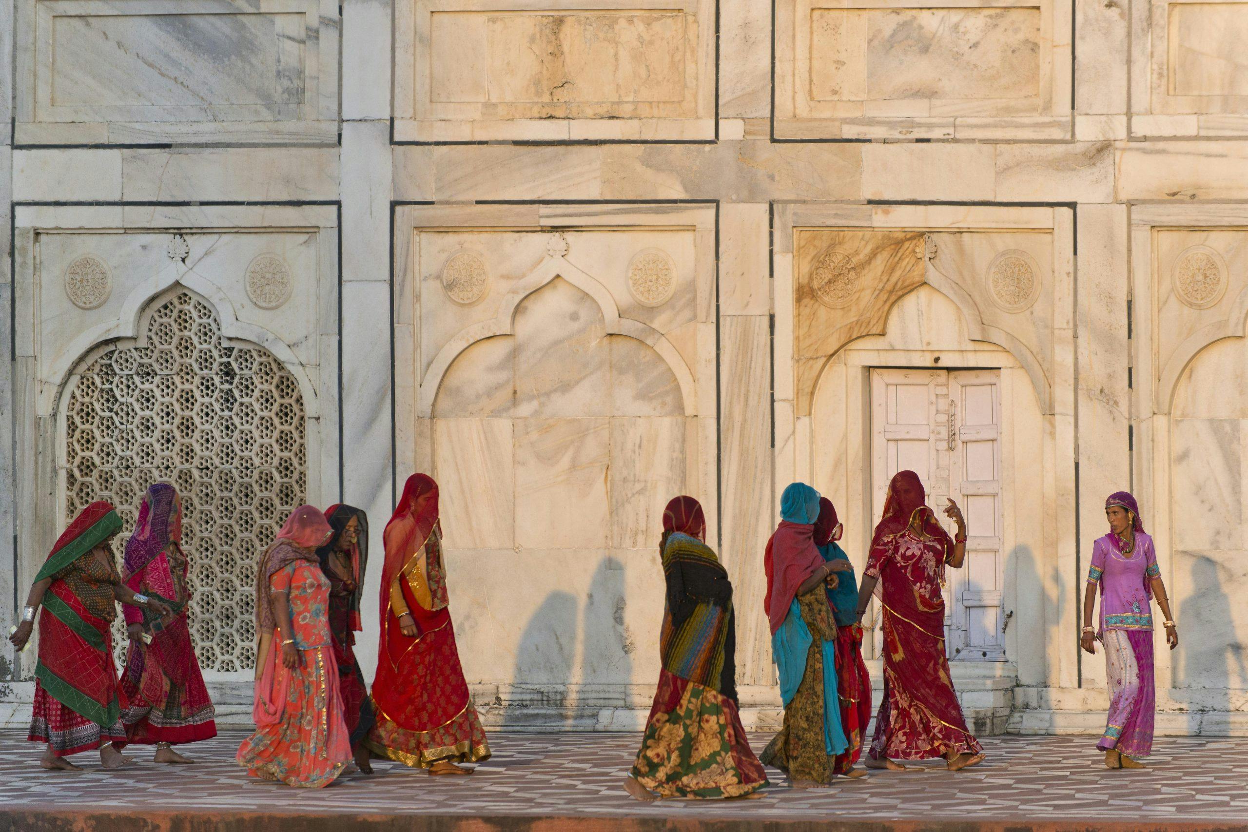 kvinner i sari ved Taj Mahal