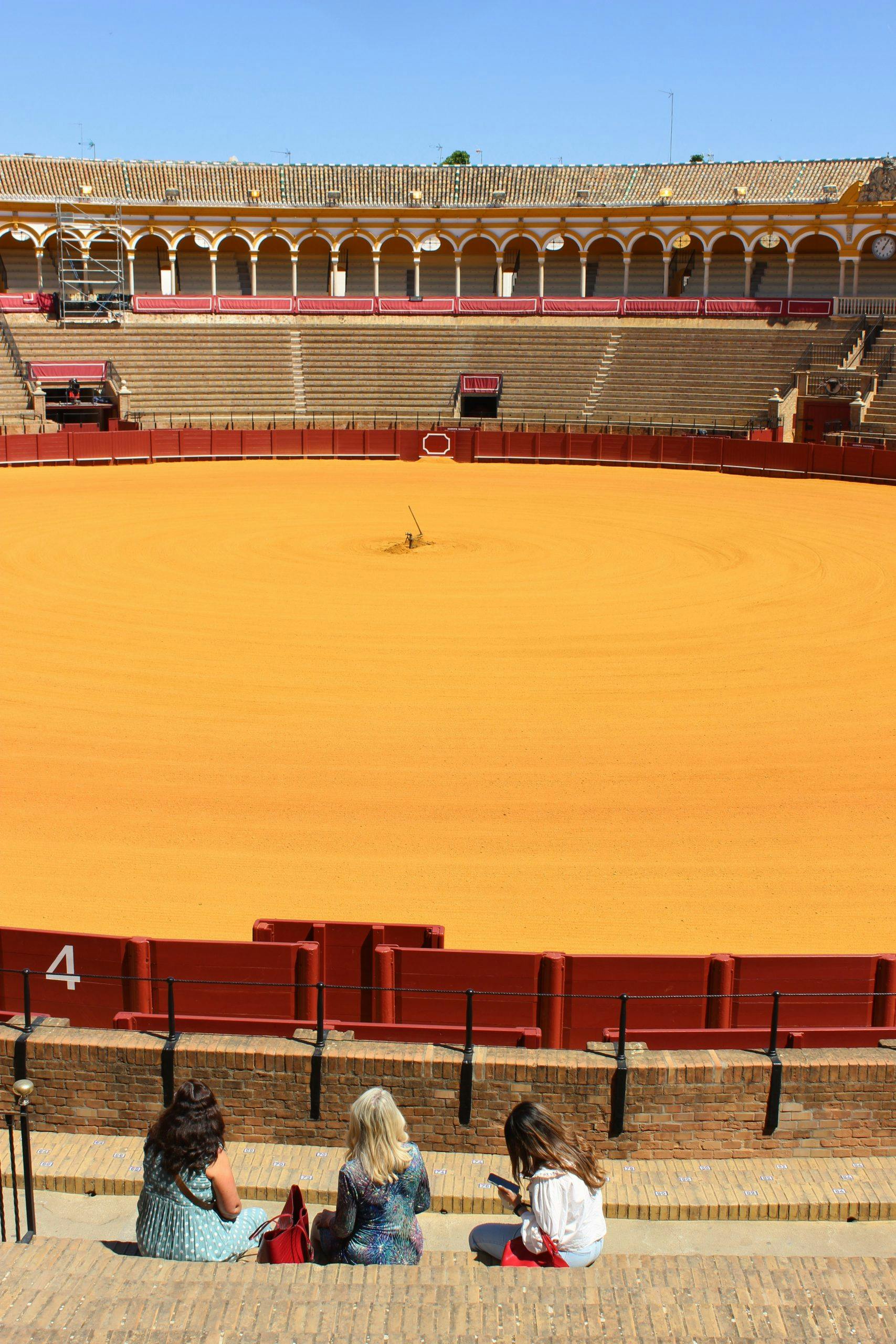 tyrefekterarena med knallgul sand img 8383 Tyrefekting