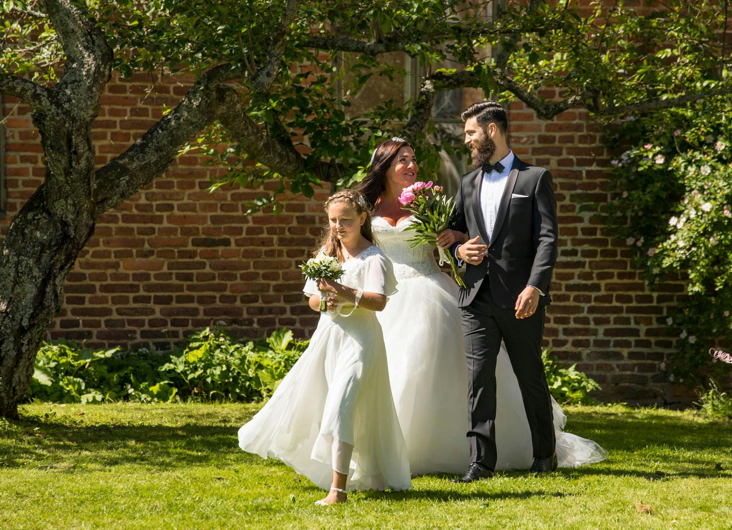 STOLT MOR OG VAKKER BRUD: Marianne Antonsen artist hjernesvulst bryllup brud