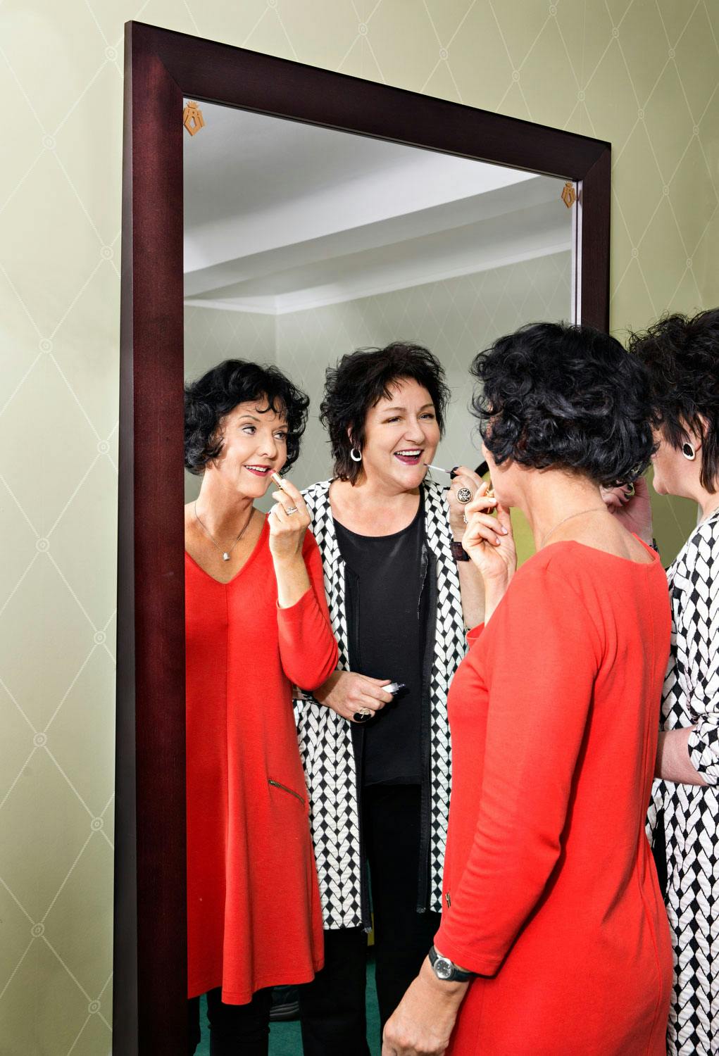 Unni Lindell og Anne B. Ragde fresher seg litt opp 