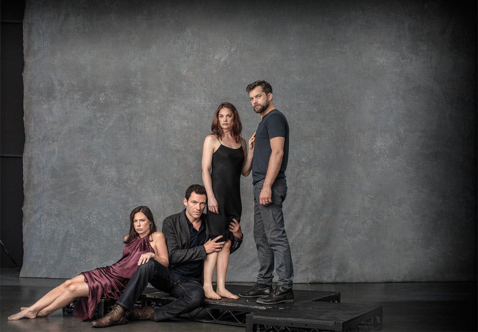 Helen Solloway (Maura Tierny) og Noah Solloway (Dominic West), servitrisen Alison Lockhart (Ruth Wilson) og hennes mann Cole Lockhart (Joshua Jackson) i tv-serien The Affair på strømmetjenesten HBO
