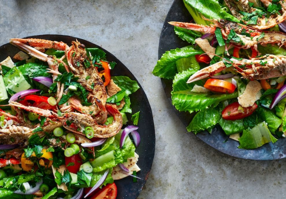 Libanesisk fattoush-salat med grillet sjøkreps
