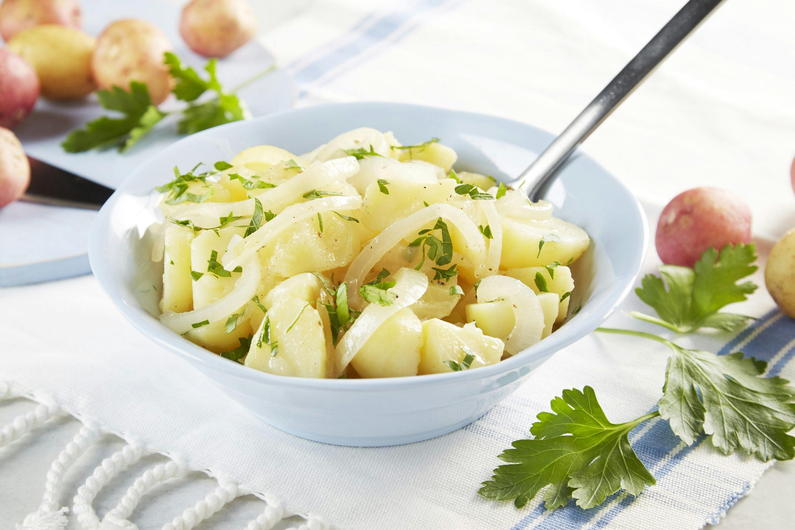 varm potetsalat Syrlig potetsalat med løk