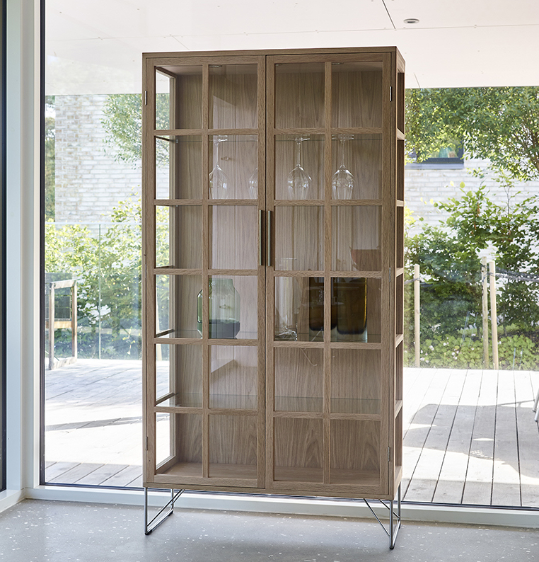 vitrineskabe-fra-sm-til-store-vitrineskabe-woman-dk