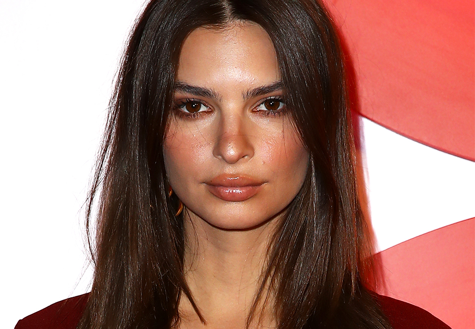 Emily Ratajkowski deler billede af sig selv med hår under armene | woman.dk