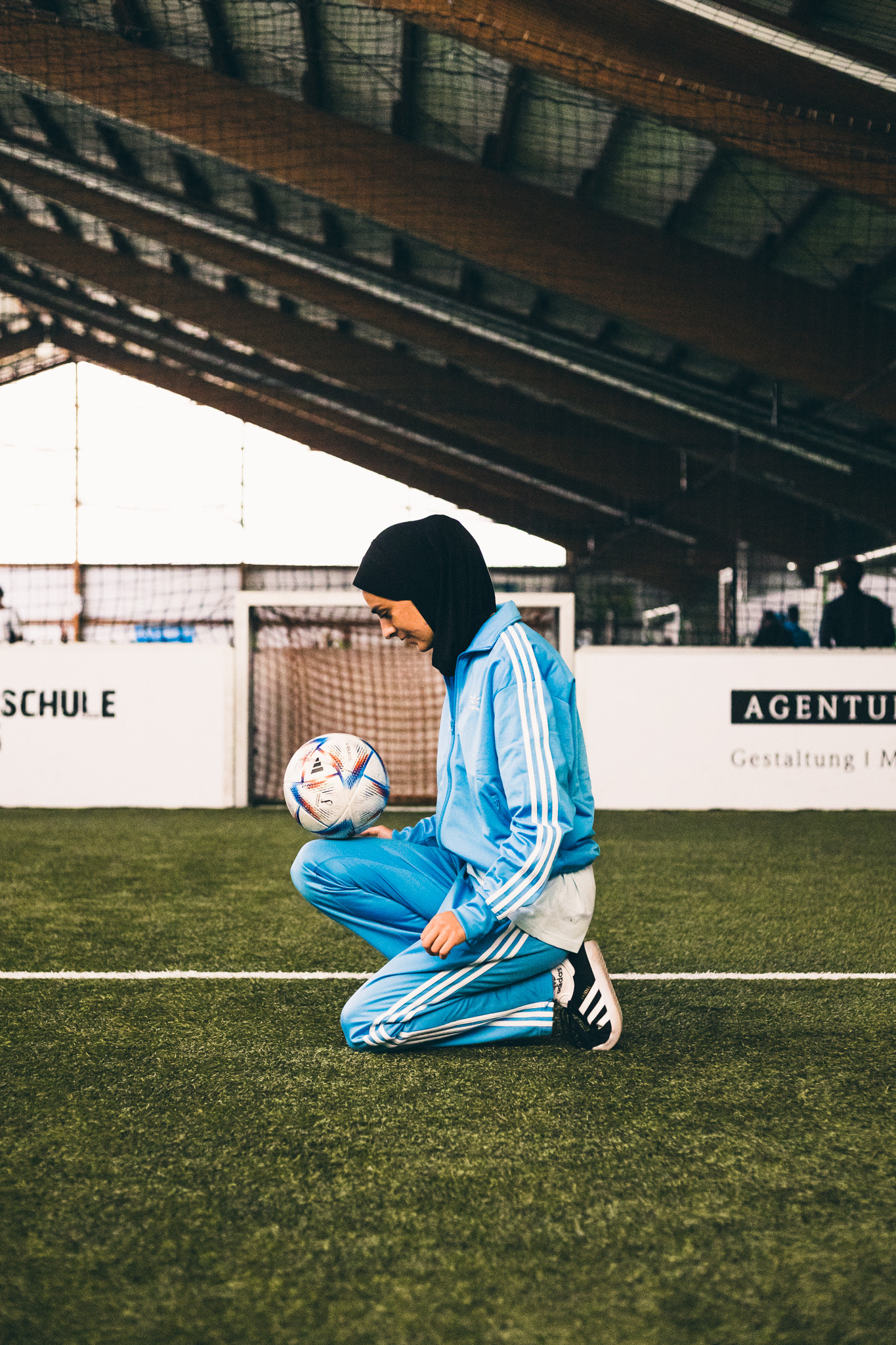 Maymi Asgari nedbryder fordomme med en fodbold – nu har hun vundet en ...